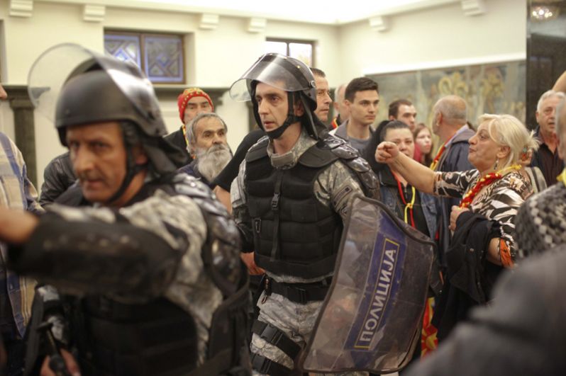 Столкновения с полицией в парламенте Македонии.
