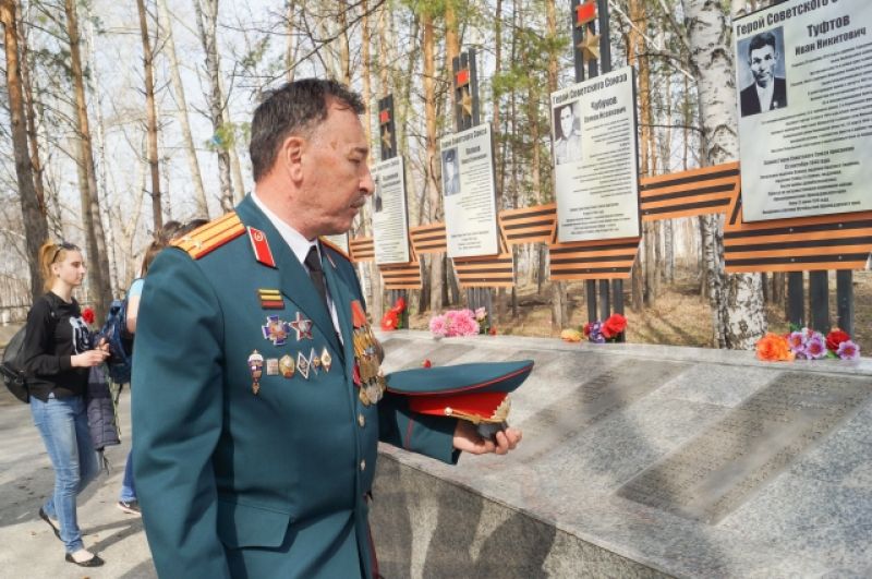 У памятника воинам, погибшим в годы Великой Отечественной войны.