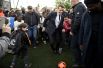 27 апреля. Кандидат на пост президента Франции Эммануэль Макрон играет в футбол во время предвыборного визита в город Сарсель недалеко от Парижа.