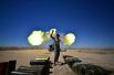 26 апреля. Иракские военизированные формирования ведут огонь по боевикам Исламского государства (террористическая организация, запрещена в РФ) на окраине древнего города Хатра, недалеко от Мосула, Ирак.