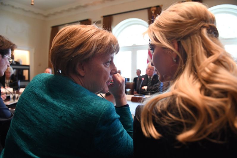 17 марта. Канцлер Германии Ангела Меркель и дочь Дональда Трампа Иванка во время круглого стола между немецкими и американскими бизнес-лидерами в кабинете министров Белого дома в Вашингтоне.