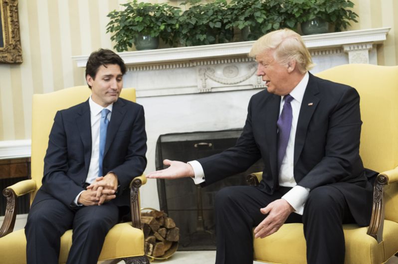 13 февраля. Президент Соединенных Штатов Дональд Трамп встречается с премьер-министром Канады Джастином Трюдо в Овальном кабинете Белого дома.