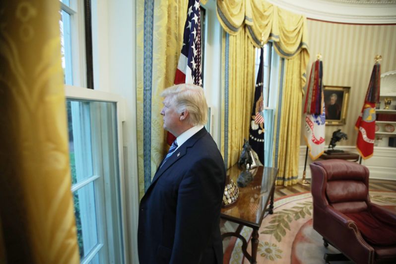 27 апреля. Дональд Трамп смотрит в окно Овального кабинета в Белом доме, США.
