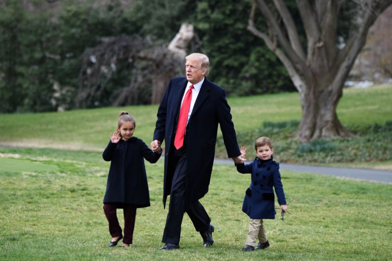 3 марта. Дональд Трамп вместе с внуками, Арабеллой и Джозефом, на лужайке Белого дома.