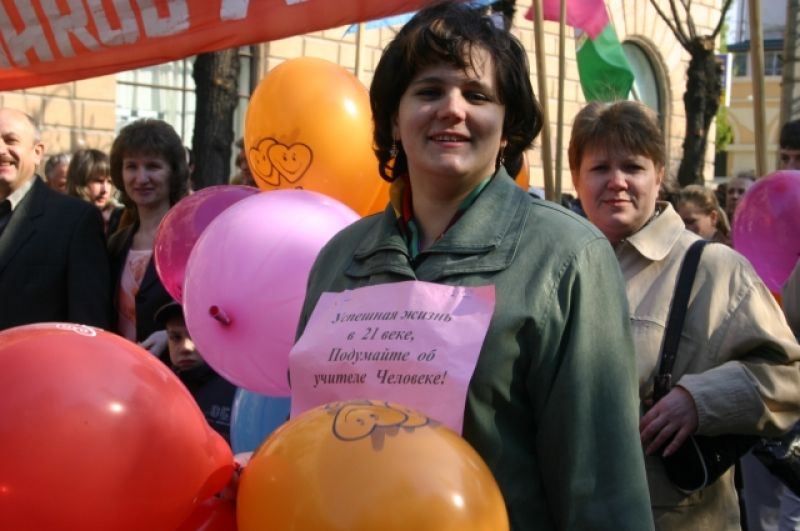 Лозунг неизвестной учительницы говорит сам за себя. Фото было сделано в 2006 году.