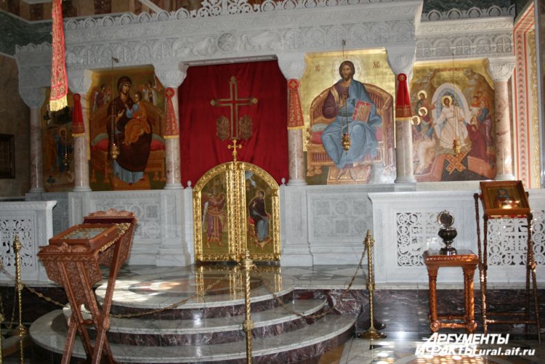 Александро-Невский храм был первым возвращен обители. Реставрационные работы здесь продолжались пять лет.