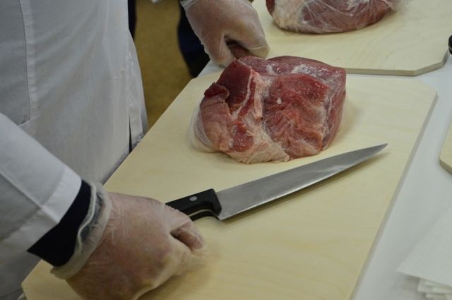 Специалисты рекомендуют внимательно проверять документы на мясную продукцию.
