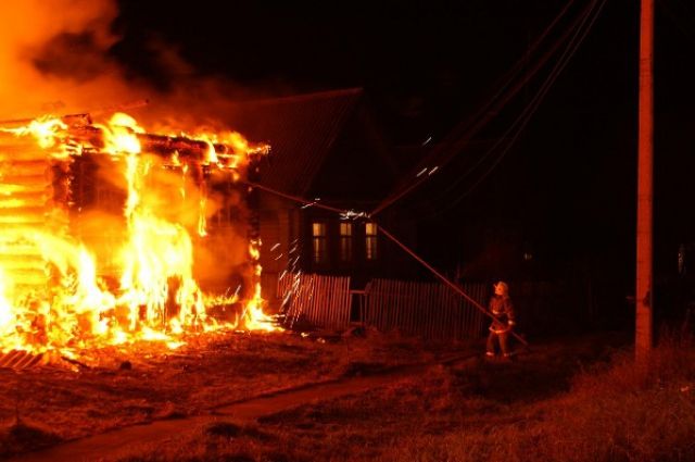 Пламя в считаные минуты уничтожило два дома