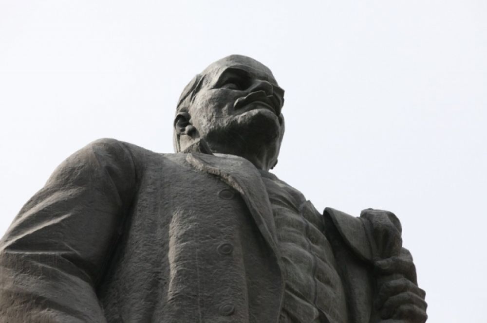 Один из самых узнаваемых памятников - Ленин на площади Революции. Был создан в 1959 году Головницким и Зайковым.