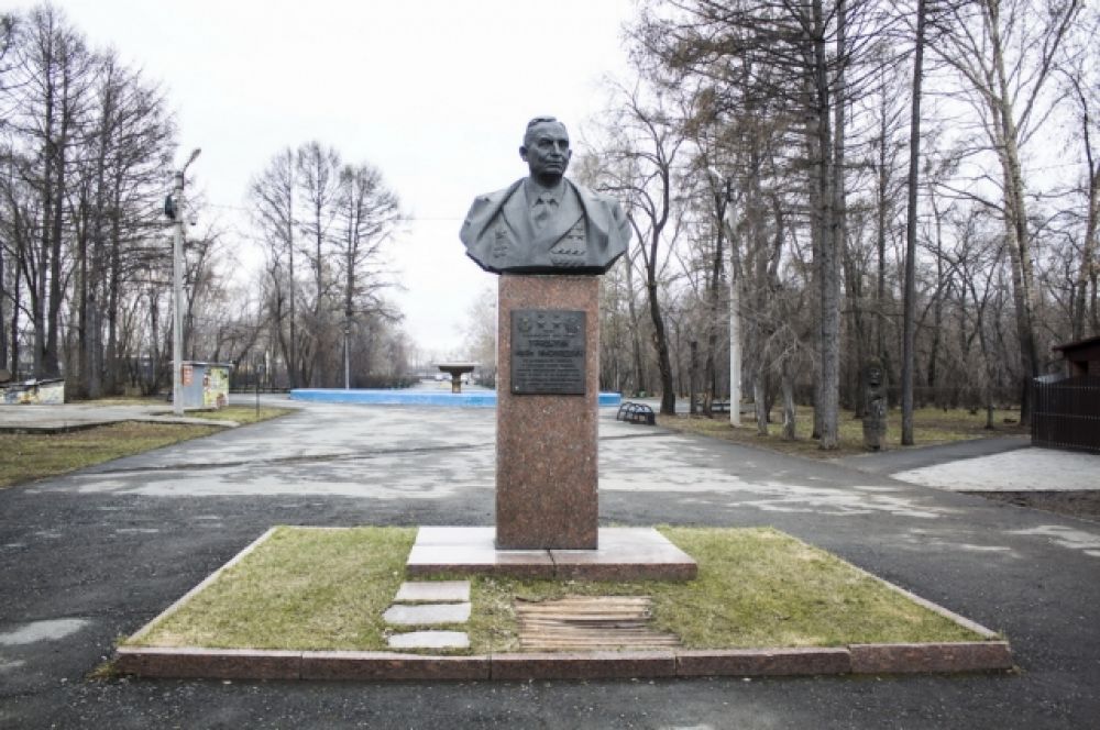 В Тракторозаводском районе Челябинска в 1983 году установлен бронзовый бюст дважды Героя Социалистического Труда советского конструктора-моторостроителя Ивана Трашутина.