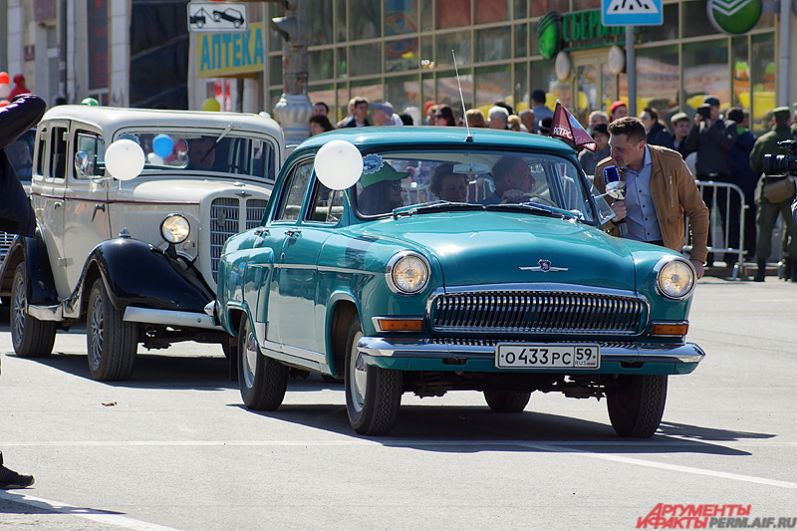 Порадовала зрителей и колонна раритетных российских автомобилей.