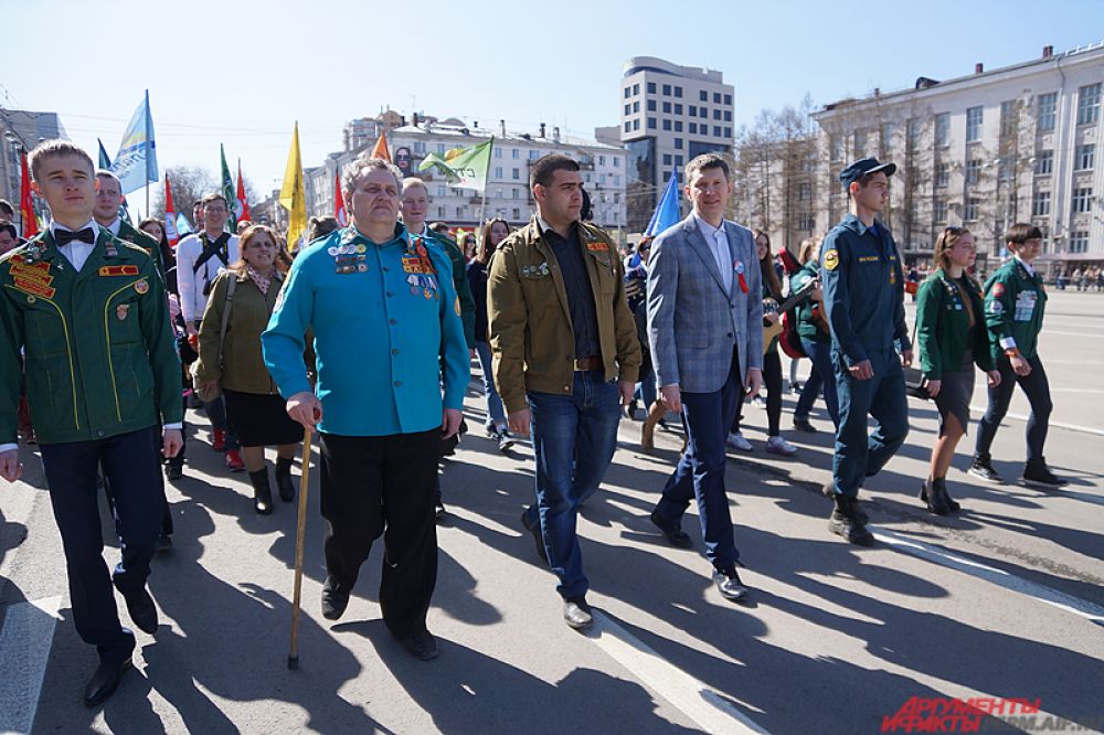 В первых рядах в самом начале прошёлся губернатор Пермского края Максим Решетников.