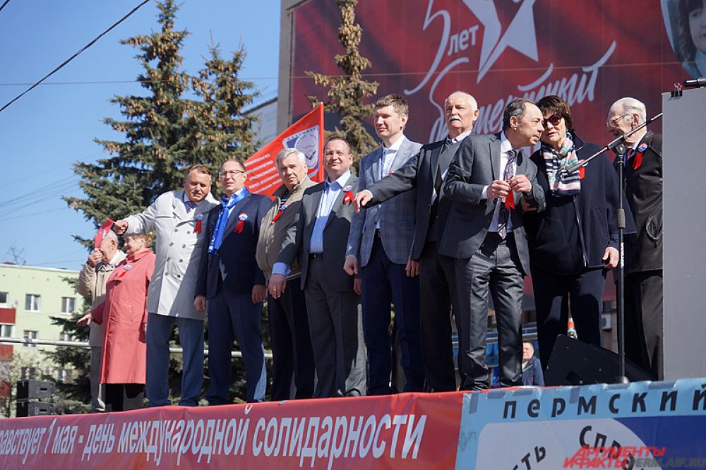 С трибуны всех приветствовали первые лица города и края.