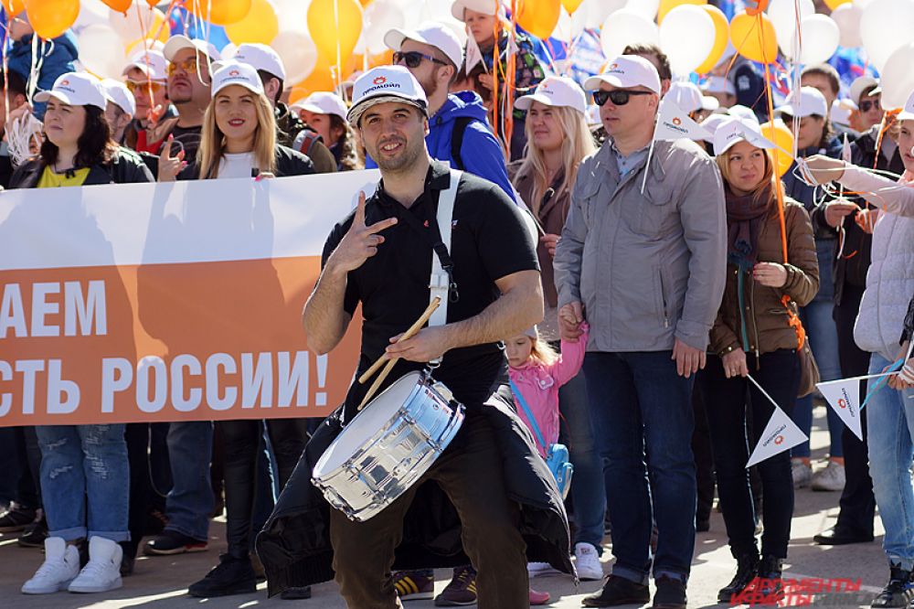 Шествие сопровождалось различными музыкальными инструментами.