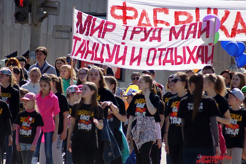Креативно к празднику подошли творческие компании Перми.