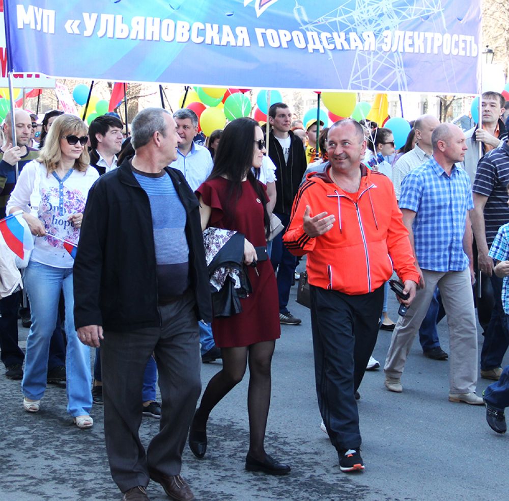 Светить всегда! Идут сотрудники городской электросети