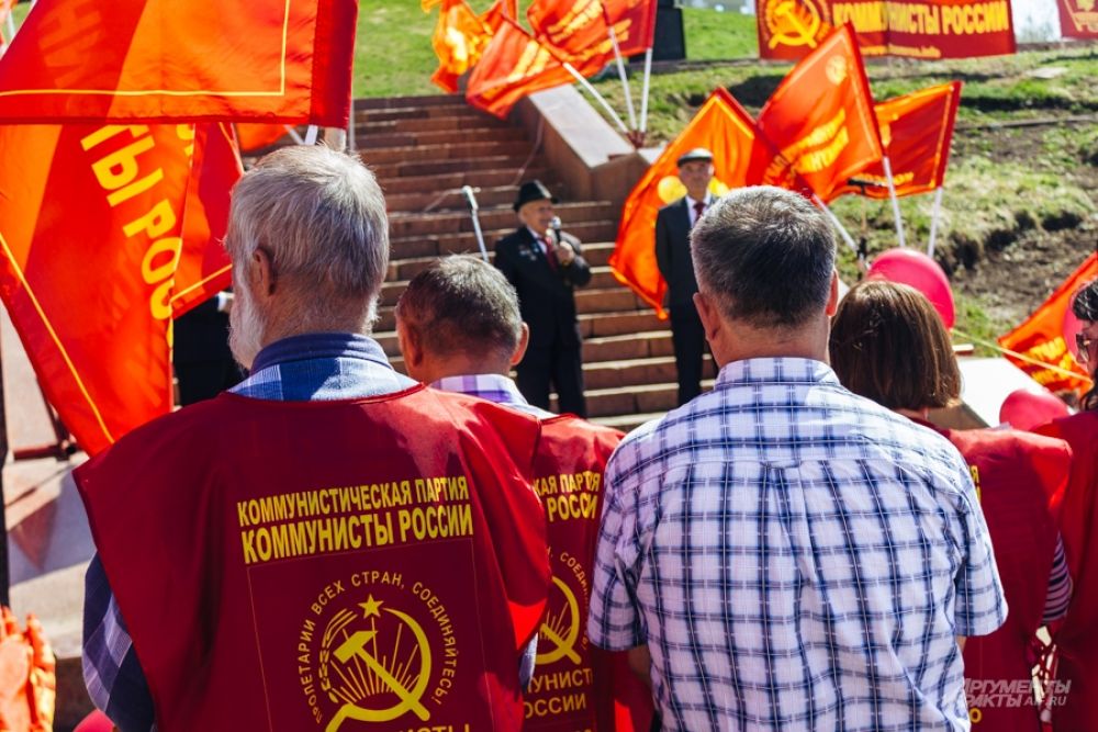 Сразу после КПРФ площадку перед памятником Муллануру Вахитову заняли идейные соперники - Коммунисты России.