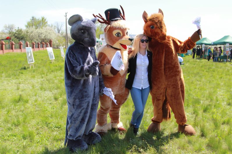 Туристов встречают костюмированные Лошадь, Мышь и Олень.