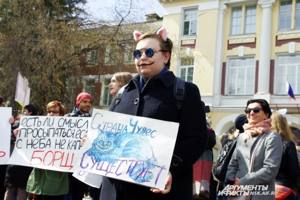 В этом году с погодой участникам шествия не повезло: было очень холодно. Но это не помешало им пройтись по главной улице города