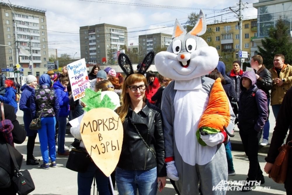 Чем абсурдней плакат, тем большая вероятность попасть в объективы фотоаппаратов