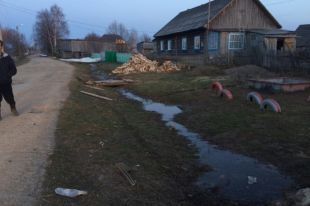 Дети играли недалеко от дома.