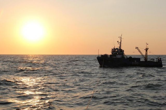 Спасатели ищут в Куршском заливе двух пропавших рыбаков. 