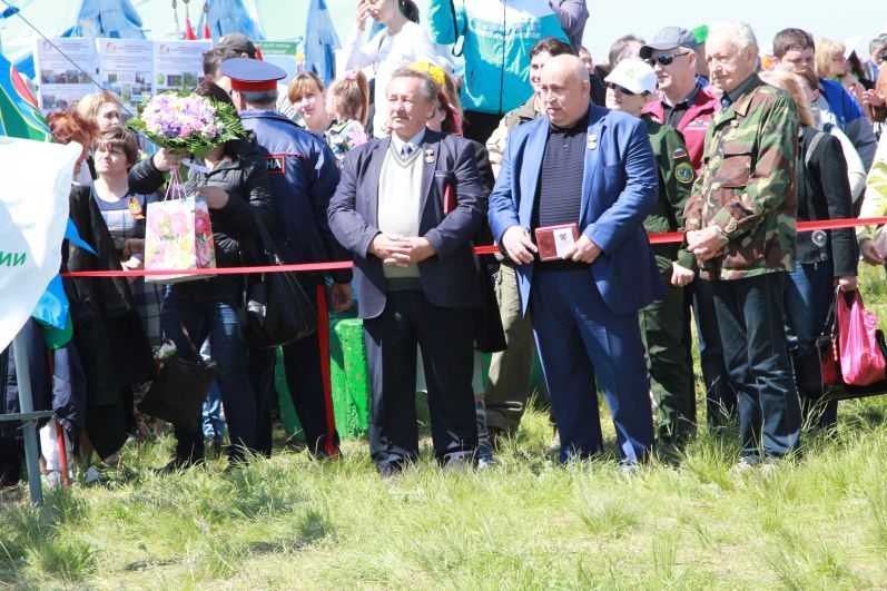 Семь донских жителя получили из рук губернатора памятный знак 80 лет Ростовской области.