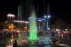 При такой подсветке фонтан на Театральной площади становится похожим на северное сияние.