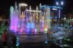Увидеть запуск фонтана на Театральной площади пришли сотни краснодарцев. 