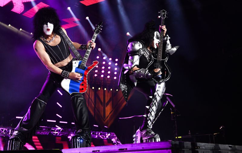Музыканты группы Kiss Пол Стэнли (слева) и Джин Симмонс выступают на концерте в СК «Олимпийский» в Москве.