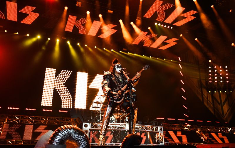 Музыкант группы Kiss Джин Симмонс выступает на концерте в СК «Олимпийский» в Москве.