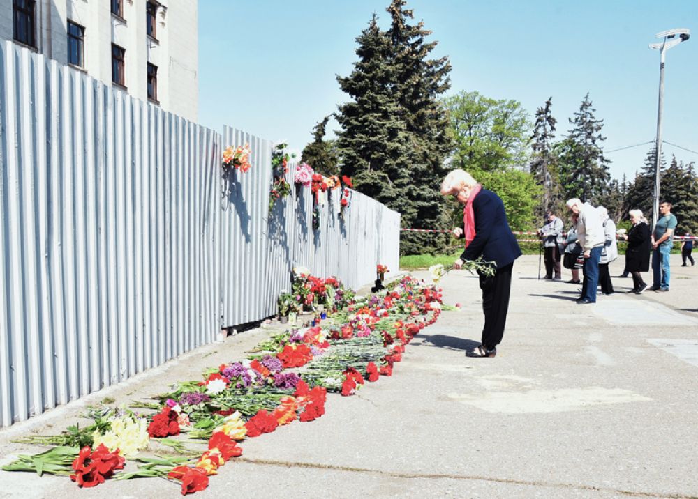 Участники во время акции в память о погибших при пожаре в Доме профсоюзов на площади Куликово поле в Одессе.