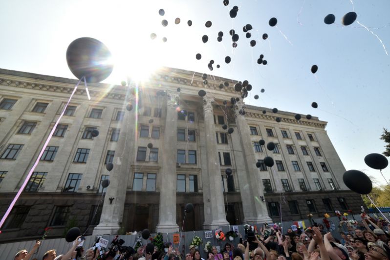 Участники во время акции в память о погибших при пожаре в Доме профсоюзов на площади Куликово поле в Одессе.