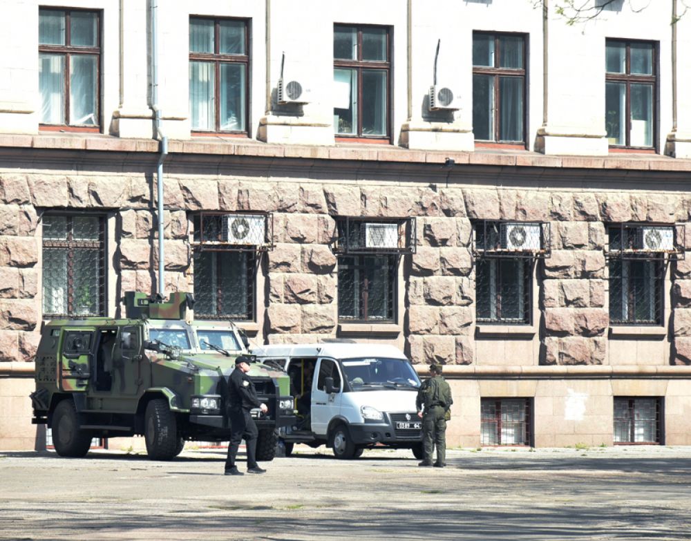 Площадь Куликово поле перекрыли при помощи военных авто, людей пропускают на площадь только через металлоискатель.