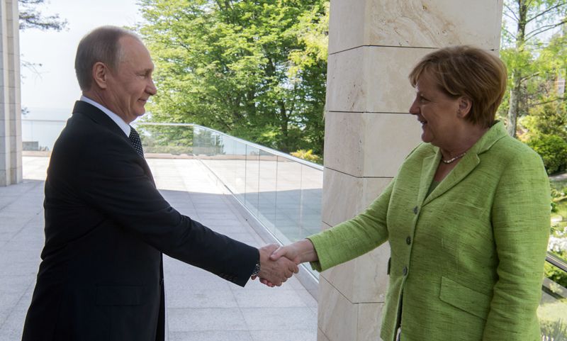 Президент РФ Владимир Путин и федеральный канцлер ФРГ Ангела Меркель во время встречи.