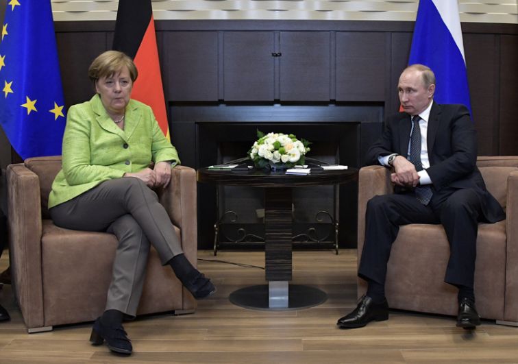 Президент РФ Владимир Путин и федеральный канцлер ФРГ Ангела Меркель во время встречи.