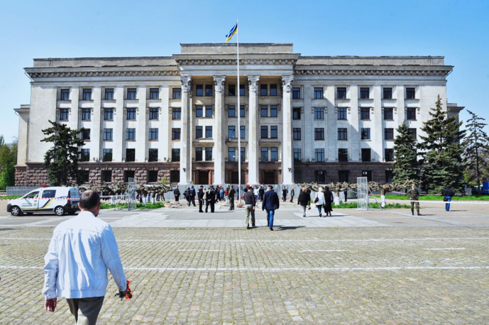 Участники во время акции в память о погибших при пожаре в Доме профсоюзов в Одессе.