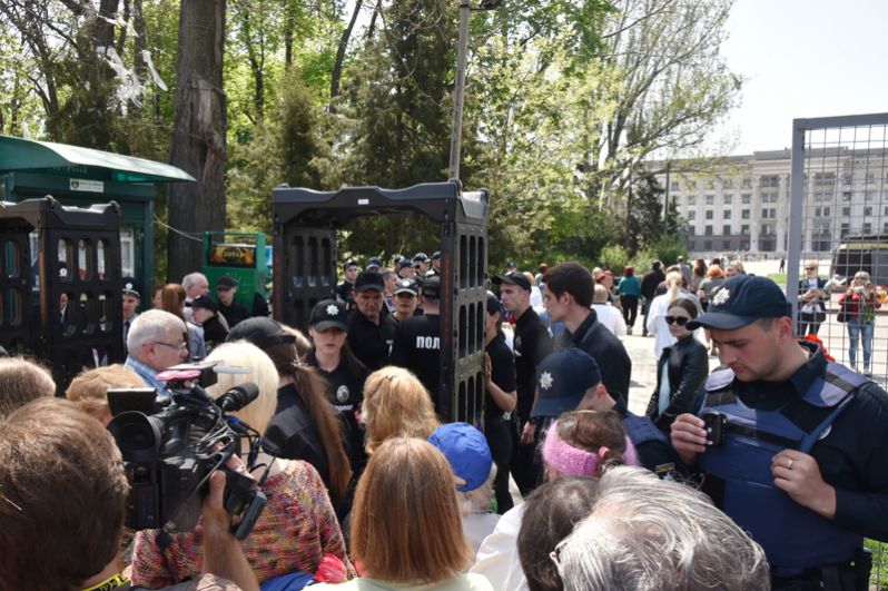 Участники и сотрудники полиции во время акции в память о погибших при пожаре в Доме профсоюзов на площади Куликово поле в Одессе.