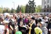 Участники во время акции в память о погибших при пожаре в Доме профсоюзов на площади Куликово поле в Одессе.