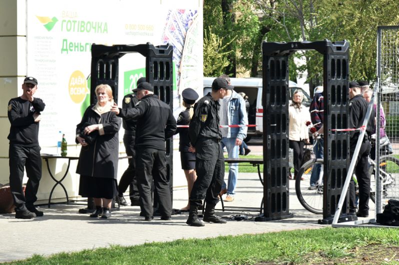 Сотрудники полиции во время акции в память о погибших при пожаре в Доме профсоюзов на площади Куликово поле в Одессе.