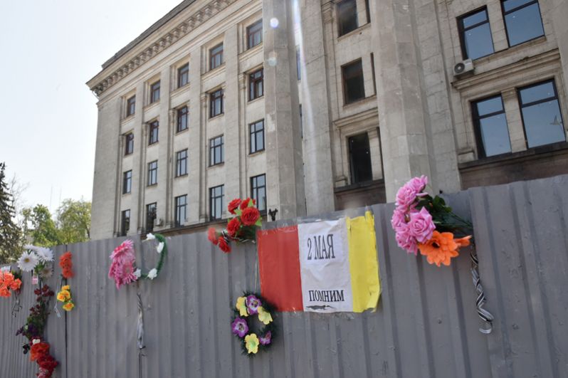 Цветы в память о погибших при пожаре в Доме профсоюзов на площади Куликово поле в Одессе.