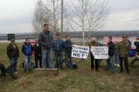 Жители деревни с 2008 года протестуют против депутатского коттеджа, который пока только в проекте.