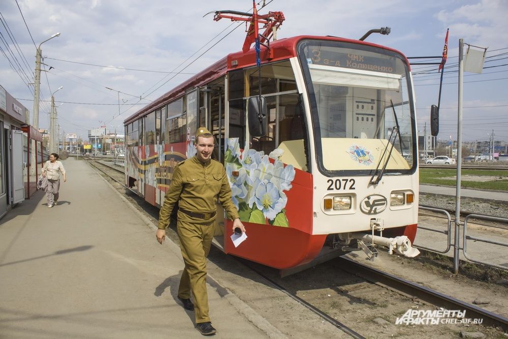 Идея праздничного оформления вагона принадлежит водителю Сергею Живчику, а воплотить её в реальность помогли коллеги и руководство из трамвайного депо № 2.