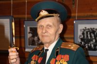Анатолий Павлович с гордостью демонстрирует свои военные трофеи.