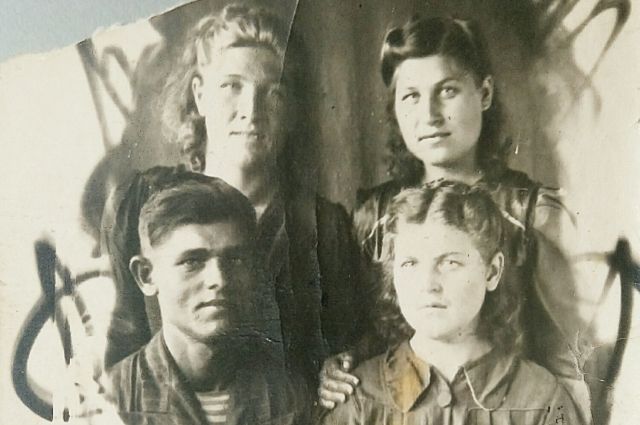 Валентина - справа снизу. Снимок сделан 9 мая 1945 года.