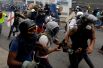 Столкновения оппозиционеров с полицейскими во время митинга против президента Николаса Мадуро в Каракасе.