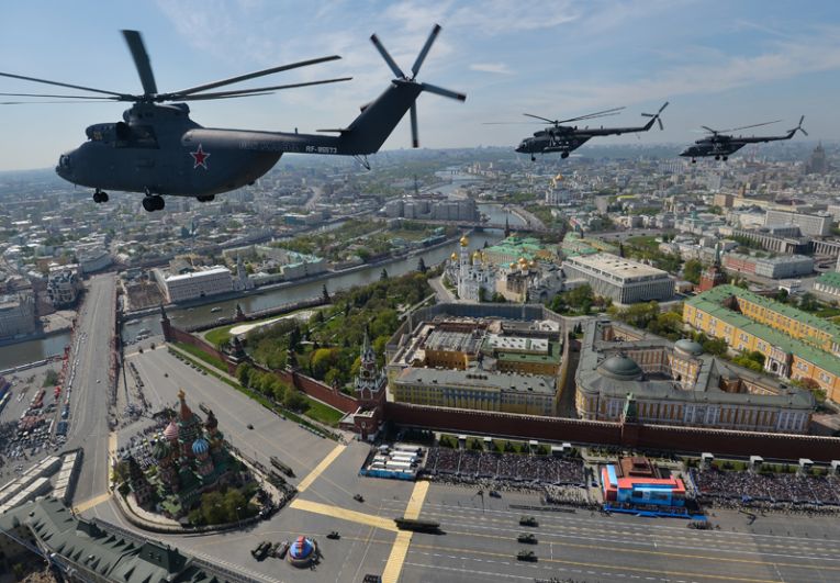 9 мая 2015 года. Тяжелый транспортный вертолёт Ми-26, многоцелевые вертолёты Ми-8 во время военного парада в ознаменование 70-летия Победы в Великой Отечественной войне 1941-1945 годов.