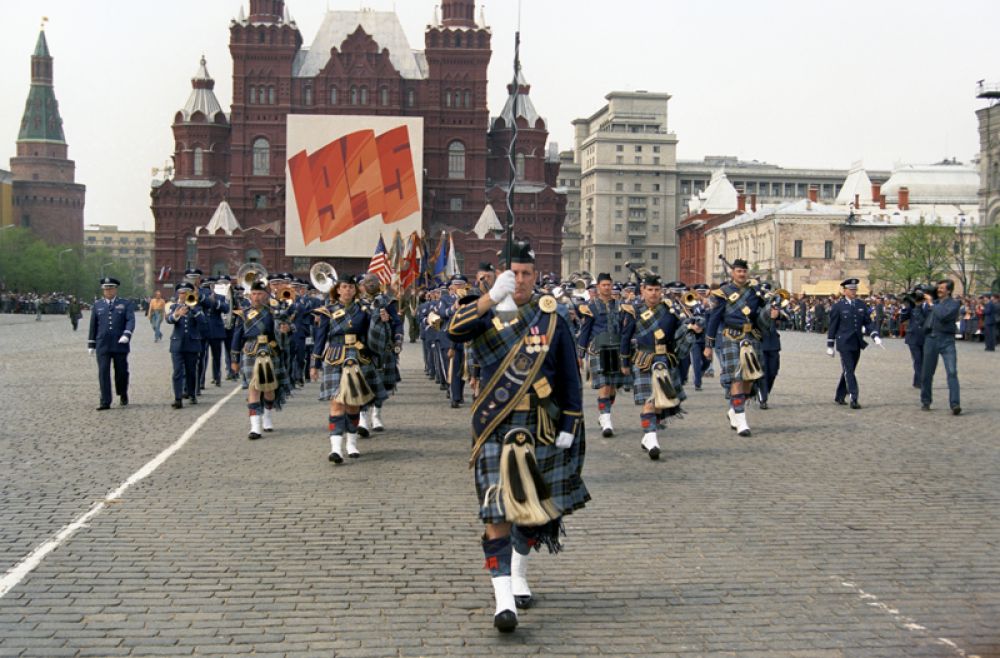 9 мая 1992 года впервые после окончания Второй мировой войны на «Парад Победы мира» собрались вместе бывшие воины из России, Франции, США, Англии, Германии и Италии. Они прошли торжественным маршем по улицам столицы от площади Свободной России до Красной площади. На фото: американский духовой оркестр на Васильевском спуске.