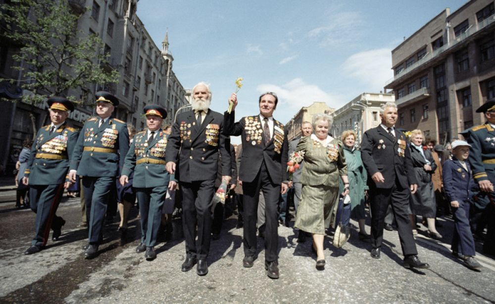 9 мая 1990 года. Ветераны участвуют в параде в честь 45-й годовщины Победы в Великой Отечественной войне.