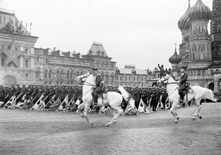 24 июня 1945 года. Парад на Красной площади в Москве в ознаменование победы СССР над Германией в Великой Отечественной войне. Парад принимал Маршал Советского Союза Жуков, а командовал парадом Маршал Советского Союза Рокоссовский.